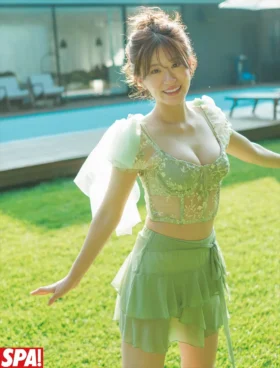 グラビアクイーン・上西怜、妖精ルックで色白美ボディ披露