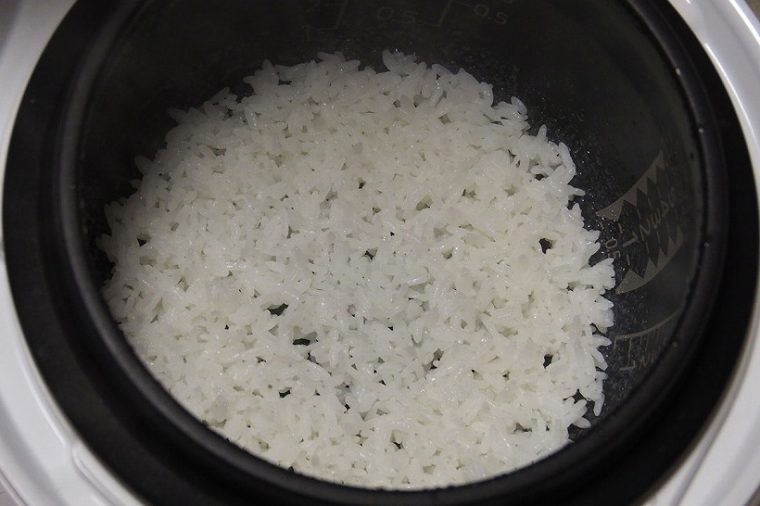 0.5合で炊くと、鍋底が見えるほどの少量でもごはんが美味しく炊けます。ほぐす前でも、端まで米粒が立っているます