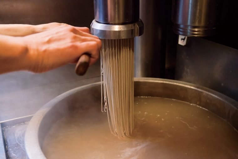 ↑製麺には押し出し式製麺機を使用。上部に麺玉を入れ、圧力をかけて麺を押し出す。出てきた麺はそのまま下の釜でゆでるので、麺が空気に触れる時間が少なく香りのロスも少ない
