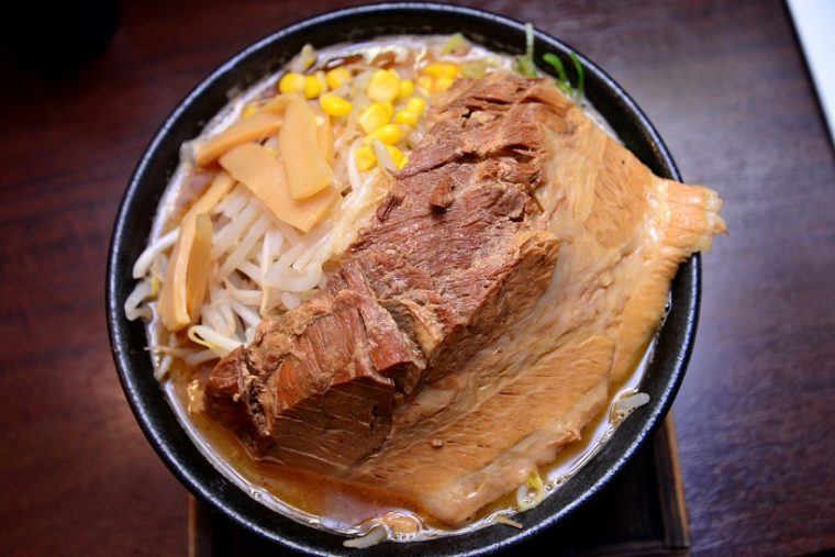 日本一のデカ肉ラーメン 全長cm 重さ0gの巨大チャーシューが立ちはだかる松戸 そい屋 Getnavi Web ゲットナビ