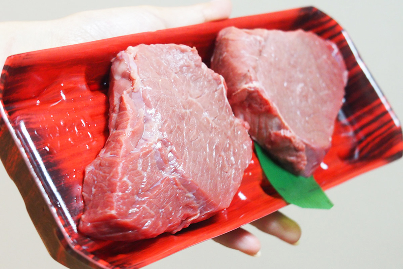 ↑今回使用するのは、こちらの赤身肉でステーキを作ります。低温調理は高い霜降り肉よりも、赤身肉に向いた調理方法。赤身肉は比較的安価なほか、健康にも良いのでおススメです