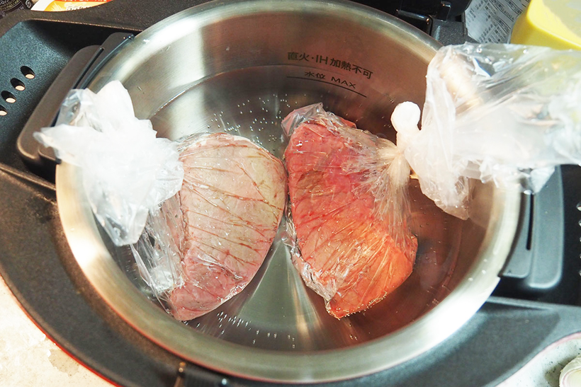 ↑ホットクックの「発酵」メニューは、35℃から65℃まで手動で設定できます。加熱時間は最大12時間まで。内鍋に熱湯をいれたらビニールのまま肉を投入。60℃で12時間加熱しました。このとき、かならず60℃以上になったお湯から調理を始めること。水の段階から肉を入れると、雑菌が繁殖しやすい温度帯が長くなるので危険です