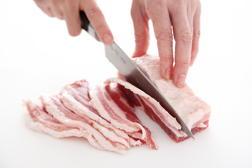 ↑豚肉は常温だと脂が溶けて切りにくい。少し 凍らせた状態で切るのがオススメ