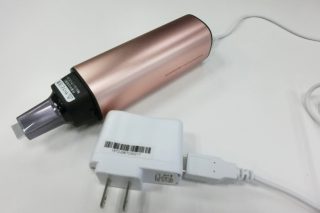 ↑本機は充電式。USBケーブルを利用するか、これにACアダプタを接続して充電します