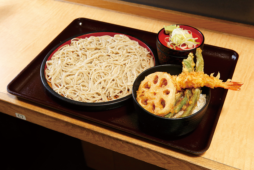 ↑「ミニ天丼セット」は えび、れんこん、いんげんの天丼に、かけかもりのそばがつく。天ぷらは天汁をかけてもサクサク