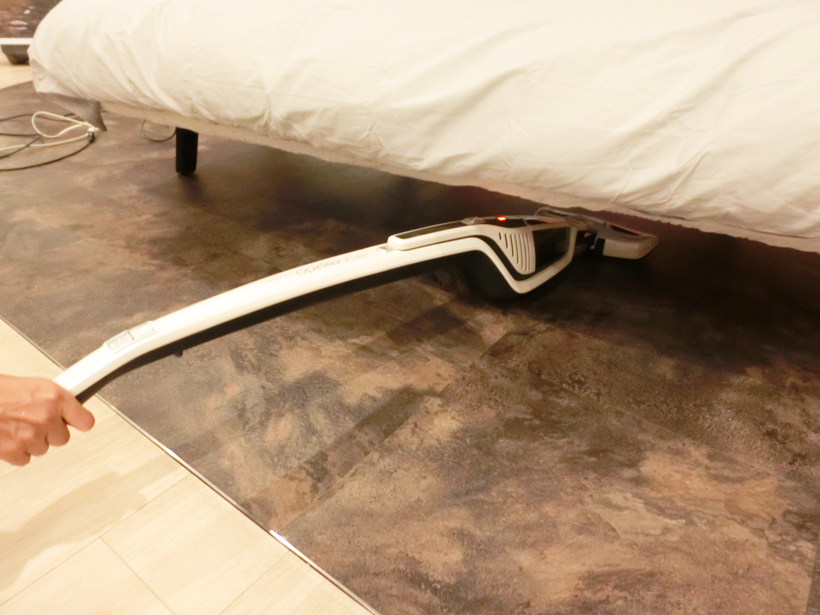 ↑床と平行になるまで本体を倒せるため、ベッド下の掃除もラク