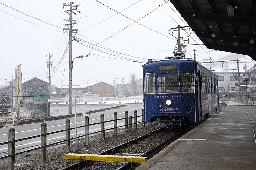 ↑鄙（ひな）びた趣が強い終点の越ノ潟駅。駅前から港を渡る渡船が出ている