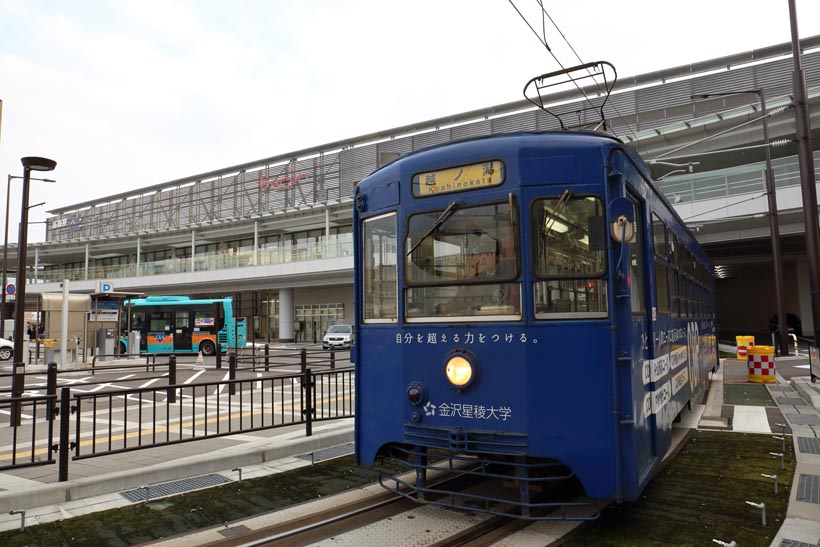 ↑2014年3月からは、高岡駅ステーションビル「Curun TAKAOKA」内に高岡駅停留場が設けられた