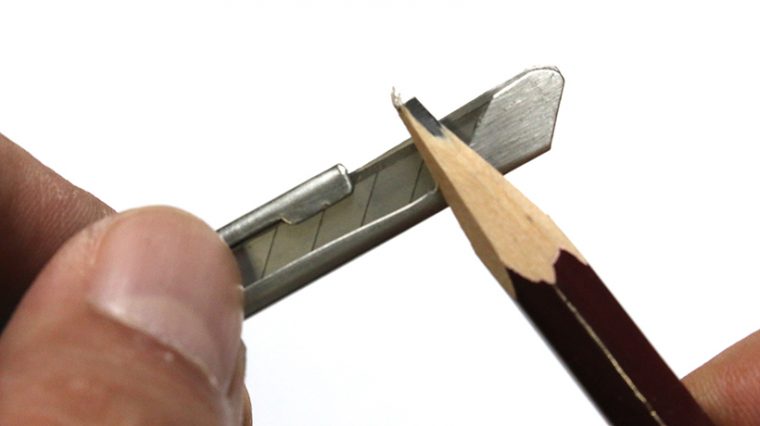 ↑刃を出さないままで鉛筆が削れる特殊な刃ガード