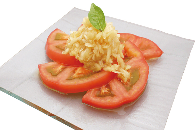 ↑トマトサラダ（270円）　和とイタリアンが融合した秘伝のドレッシングを完熟トマトのスライスにかけた。 女性に人気の一品