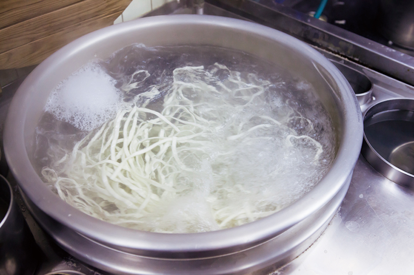 ↑店で製麺したきしめん は、大釜でたっぷりの お湯でゆでられる。名 古屋風のきしめんにこ だわった味は絶品だ