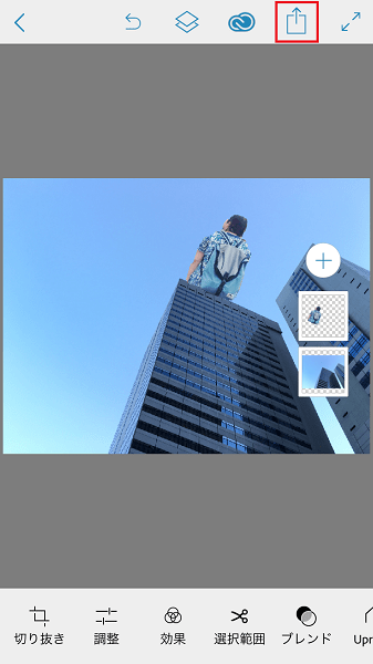 ↑最初に選んだ写真のうえに、先ほど切り抜いた写真が表示される。ドラッグして適当な場所に移動したら、画面上部の「共有」アイコンをタップ