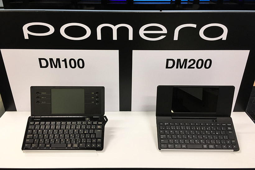  ↑前モデルのDM100との比較。厚みが少し薄くなったものの、重量は約180g増