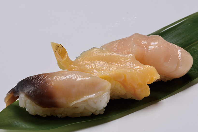 ↑北海道産 貝三昧（594円）　北海道の貝類の定番、ほっき貝、ほたて、つぶ貝を産地直送で仕入れた。鮮度抜群だからこその歯応えと甘みが堪能できる