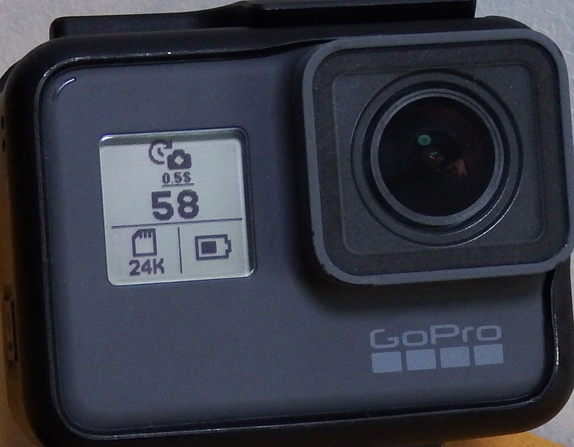 ↑前面のモノクロ液晶。上部に撮影モードと現在の撮影数、左下部にSDカードの撮影可能枚数（または時間）、右下部にバッテリー残量が表示されます