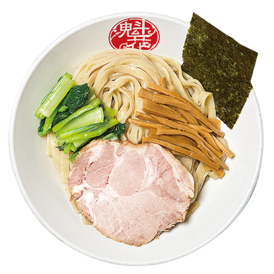 ↑つけ麺（鶏白湯×煮干し）（820円）　やさしい味のスープを支える軟水は、熊本阿蘇山系の自然回帰水。つけ麺の具材としては珍しい小松菜を選ぶセンスも秀逸だ