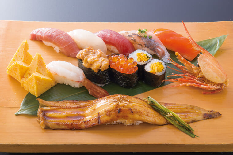 ↑寿司セット1人前／牡丹（3240円）　まぐろやうになど定番ネ タと旬のネタが計11種類 勢揃い。穴子一本握りはふっくら甘く、ホッとする味。美しい盛りつけも魅力だ