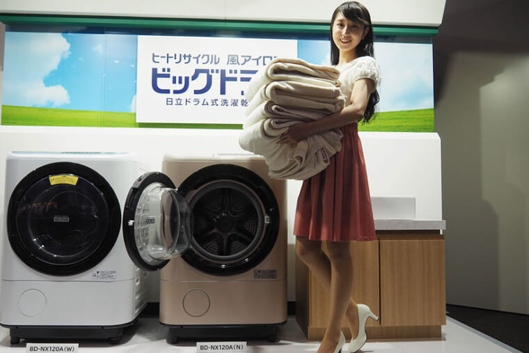 ↑モデルが手にしているシングル用毛布4枚が一度に洗濯できるBD-NX120AL（写真中央）。写真左は洗濯容量11kgのスリムタイプBD-NV110A