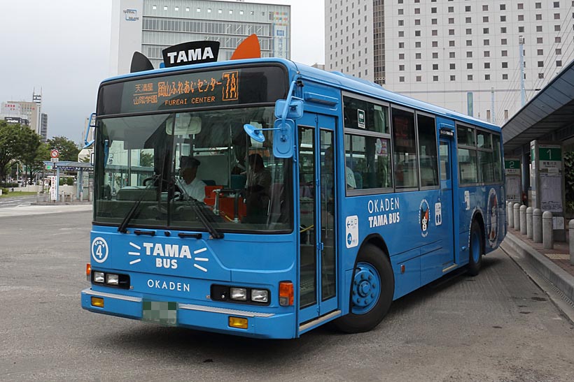 ↑岡山電気軌道はバス事業も行っている。名物“TAMABUS”は耳付き、車体にタマの絵が描かれる