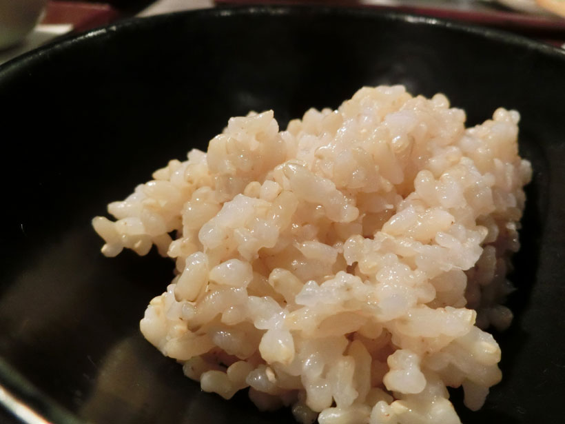 北海道産玄米「ゆめぴりか」の新米です。この玄米もふっくらツヤツヤです。粒が大きく、玄米独特のぷちぷちとした食感も感じさせないくらいにもっちりと柔らかく炊きあがっていました。玄米の濃い味わいと甘みも感じました