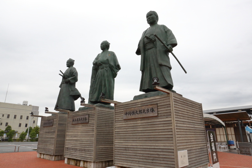 ↑高知で生まれた維新の英雄の像がJR高知駅前に立つ。右から中岡慎太郎、坂本龍馬、武市半平太 