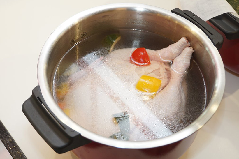 ↑丸鶏を使った参鶏湯（サムゲタン）を作ることも可能