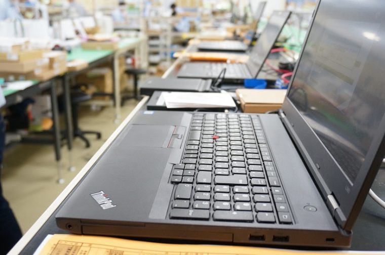 ↑↑レノボ製パソコンの代表モデル「ThinkPad」がズラリ。本当にレノボパソコンの修理も開始されていました