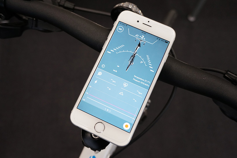 ↑ハンドル部分に取り付けたスマホで即座にデータを閲覧。自転車の傾きまで記録できます