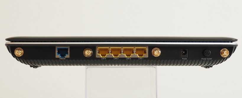 ↑本体背面。左からInternet端子、LAN端子×4、電源端子、電源ボタン