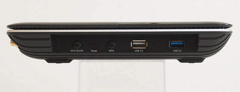 ↑本体左側面。左からWi-Fiボタン、リセットボタン、WPSボタン、USB2.0端子、USB3.0端子