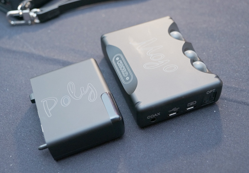 ↑CHORD Electronicsが発表したMojo（右）の機能追加モジュール「Poly」（左）