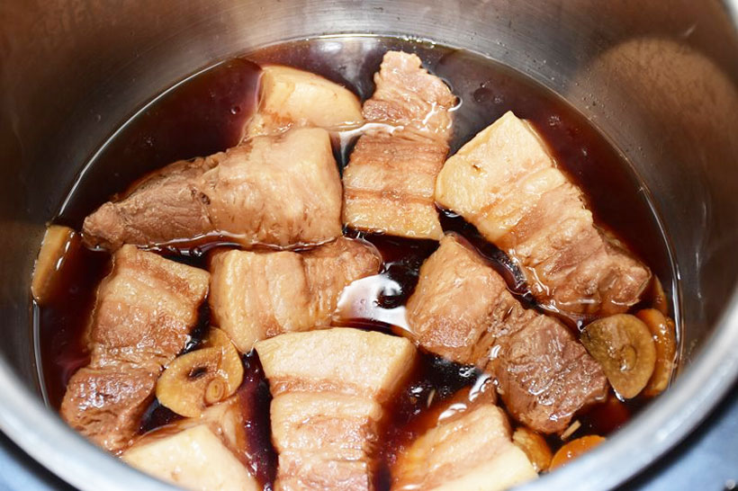 ↑約30分かけて下ゆでした豚バラ肉を取り出し、調味液で煮込む