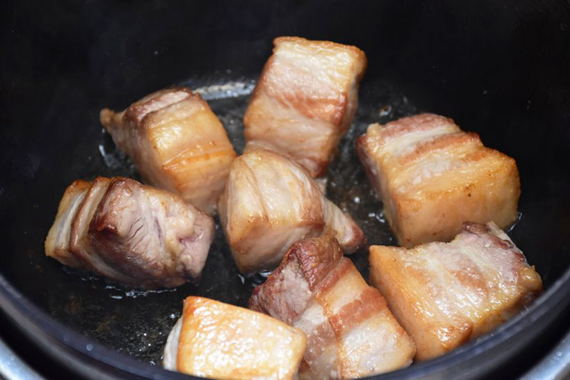 ↑ホットクックとは違って、豚バラ肉を炒めるところからスタートする