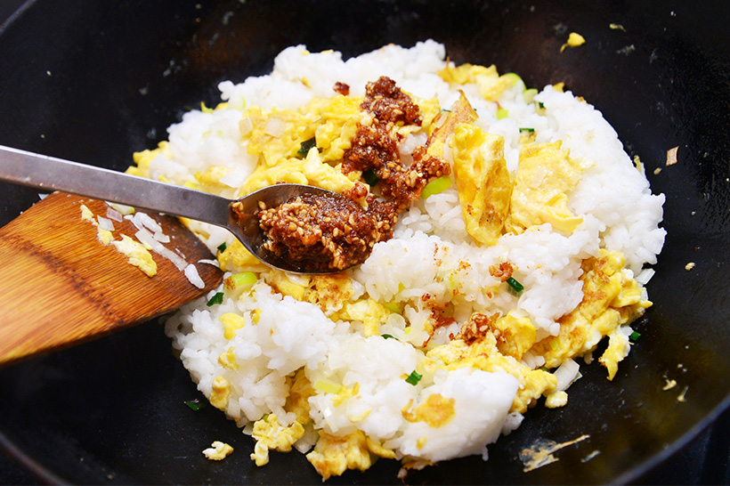 ↑チャーハンを作るイメージで、卵とご飯とネギを炒めて「サクサクしょうゆ」を投入