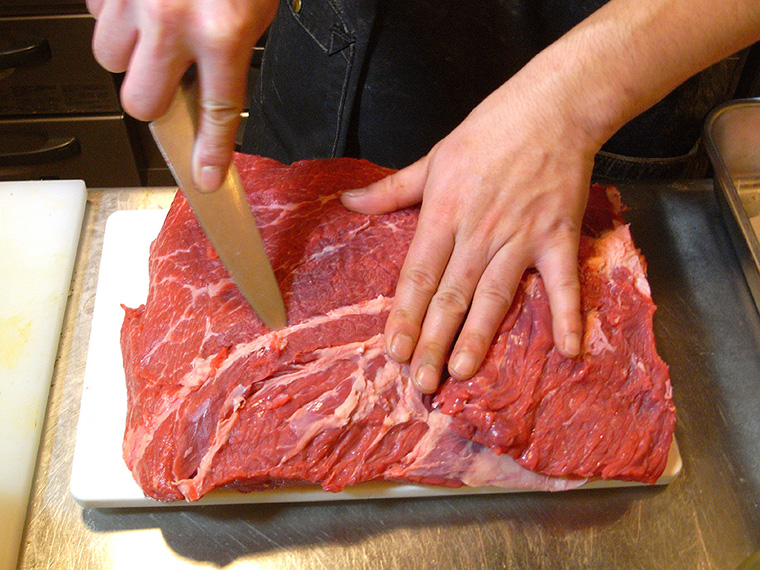 ↑毎日おこなうブロック肉の手切り作業。切り出した角切り肉の大部分は「ザブトン」。通常、ステーキなどにして食べる希少部位だ
