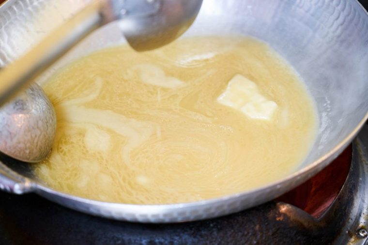 ↑スープは牛骨100％。一度に30kg仕入れ、手間ひまと時間をかけて甘みと旨みをじっくり抽出していくのだとか