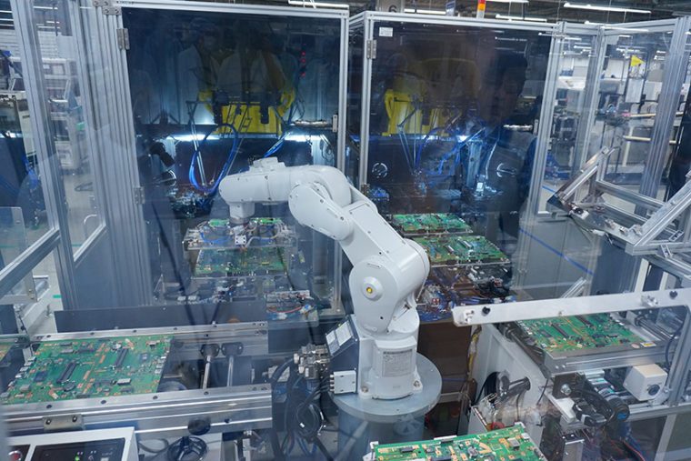 ↑生産ロボットも絶賛稼動中。人間の手と機械が並行して作業することで生産効率を上げているとのこと