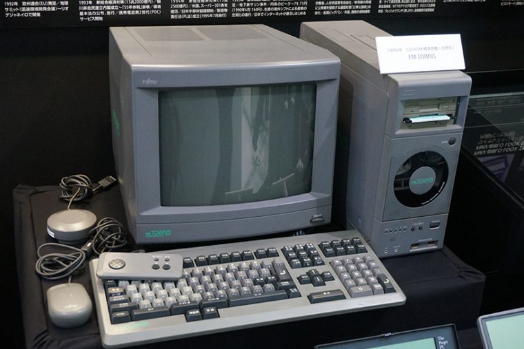 ↑国産パソコンで初めてCDドライブを搭載し、当時は「マルチメディアパソコン」と呼ばれた名機「FM-TOWNS」