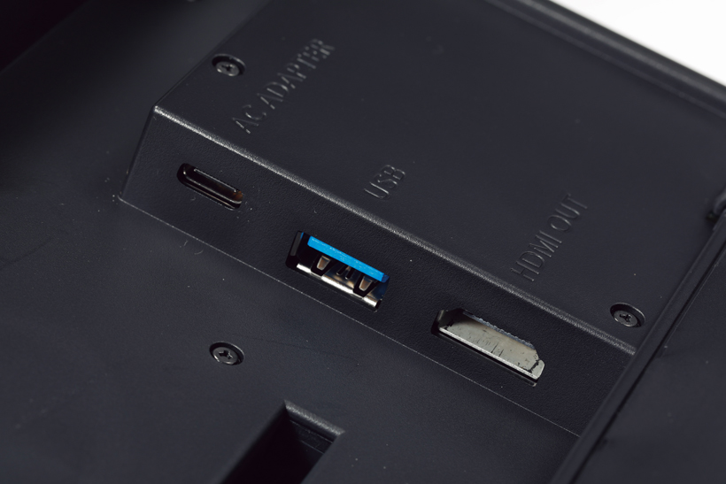 ↑ドックの背面カバーを開けると、USB Type-C端子、HDMI出力端子、ACアダプタ用端子が現れる