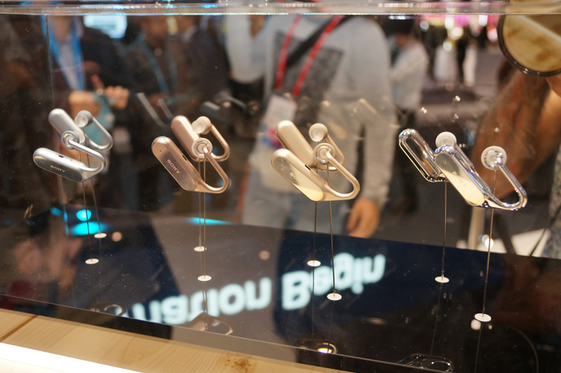 両耳タイプのBluetoothヘッドセット「Xperia Ear Open-style」を参考展示