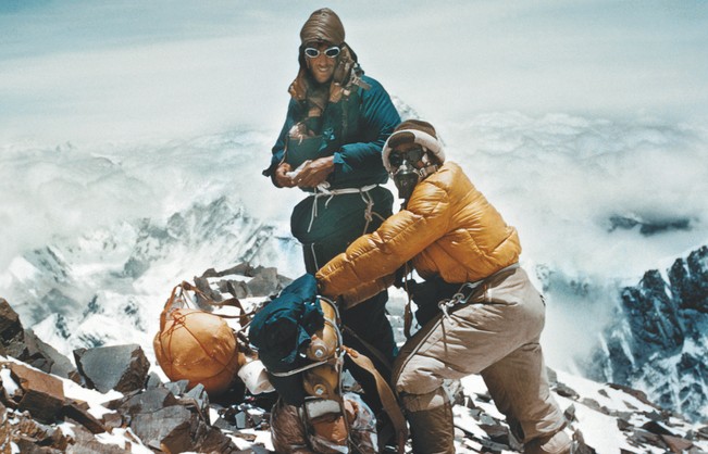↑1953年にヒラリー卿がエベレストを制覇した際にはロレックスのオイスター パーペチュアルが活躍。こうした偉業は数多く、ロレックスの信頼性の裏付けとなって現代まで語り継がれている