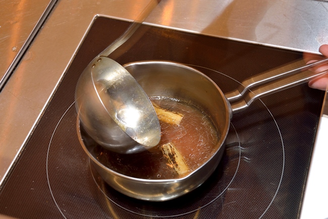↑つけ汁は塩ダレに2種の醤油をブレンドしたもの。岩手がものパワフルなスープと三位一体になり、深いコクと香りを生み出します