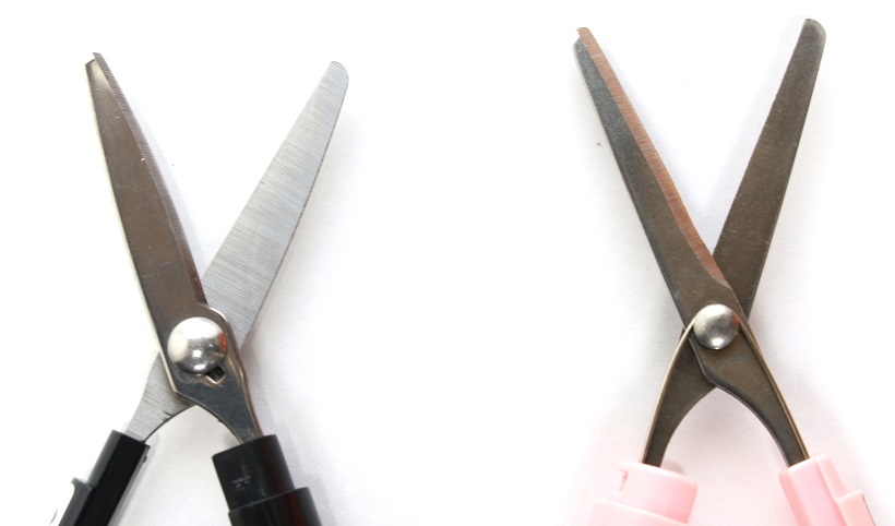↑ボーテ（左）と先代スティッキール（右）。進化して刃幅が広くなったため、力を入れて切る時の安定感も高い