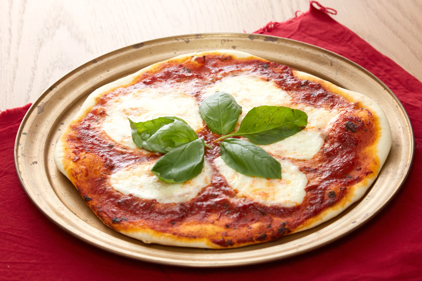 ↑クリスピーなピザ生地も8分で作れます。トマトやバジル、チーズをのせてオーブンで焼けば、おいしいピザの完成！