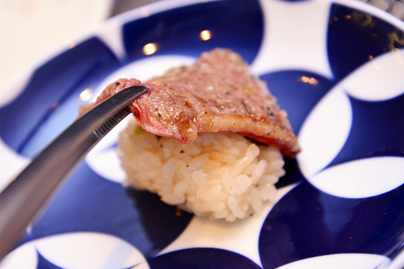 ↑ロースターでサっと炙り、このように酢飯のうえにオン！ 富山県「畑醸造」の特製もろみ醤油をかけて味わうのがオススメです