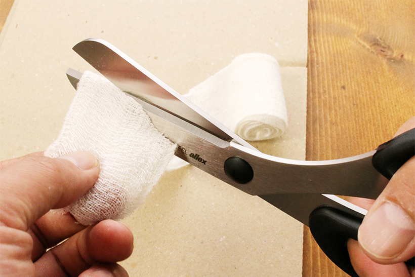 ↑ガーゼの包帯を切るのは意外と難しい。スパッと切れるのは良いハサミである証拠だ