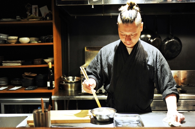 料理長の岩崎崇史さん。生産者から届いた旬を、素材の味を最大限に活かして調理。料理のポーションも臨機応変に対応してくれる