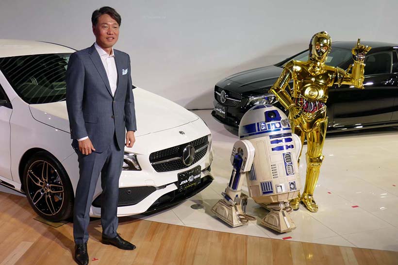 ↑記念写真に臨むメルセデス・ベンツ日本代表取締役社長 上野金太郎さんとC-3PO、R2-D2・ph02