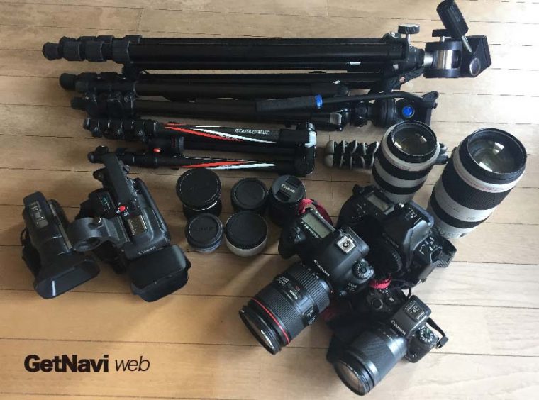 ↑筆者が持つ撮影機材。主力として使っているのは、デジタル一眼カメラとビデオカメラで、レンズは24-105mmと70mm-300mmの組み合わせで持ち歩くことが多い