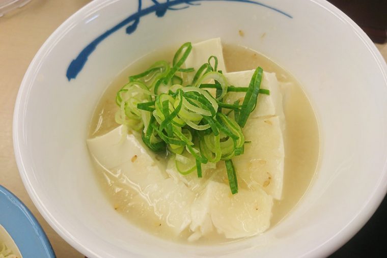 ↑湯豆腐ですが、塩ダレと大根おろしでしっかりと味がついています